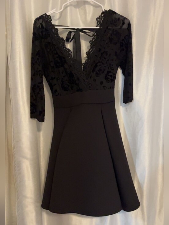 January 7 Dresses & Skirts - January 7 Black V-Neck Lace-Detail Long Sleeve Dress